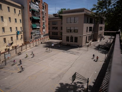 Patio del colegio publico Ermita del Santo en el barrio de Puerta del Ángel, en Madrid, este lunes.