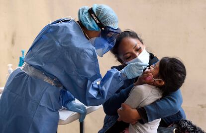 Una enfermera realiza una prueba rápida a un niño en el municipio de Nezahualcóyotl, Estado de México