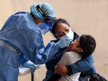 Una enfermera realiza una prueba rápida a un niño en el municipio de Nezahualcóyotl, Estado de México.