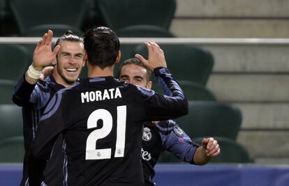 Gareth Bale (izquierda) del Real Madrid celebra el primer gol con sus compañeros.