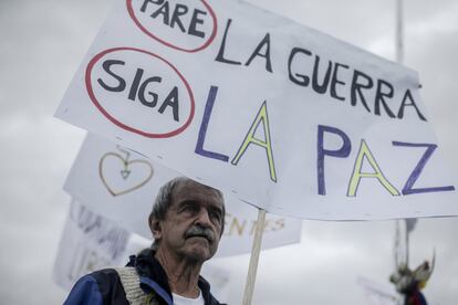 Un hombre protesta durante la toma de protesta de Iván Duque como presidente de Colombia. 