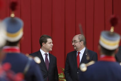 Desde la izquierda, los presidentes de Castilla-La Mancha, Emiliano García-Page, y de Aragón, Javier Lambán, durante el desfile del Día de la Fiesta Nacional, el 12 de octubre de 2015.