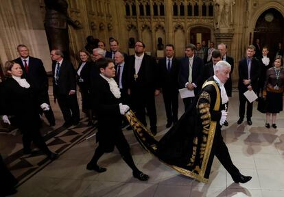 Ni el discurso de la reina ni el comunicado de Johnson han aludido directamente a la reivindicación del Gobierno de Escocia, Nicola Sturgeon, de celebrar un nuevo referéndum independentista. En la imagen, Lindsay Hoyle, el presidente de la Cámara de los Comunes, acude al discurso.