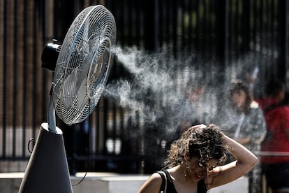 Una mujer busca refrescarse en el Coliseo en Roma.