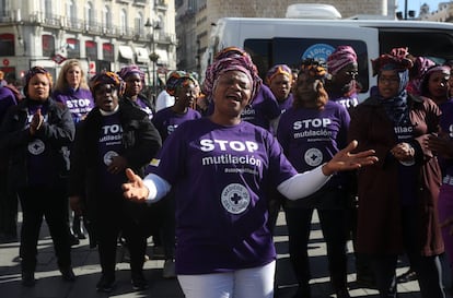 Concentración contra la mutilación genital femenina organizada por Médicos del Mundo el 6 de febrero de 2019 en la Puerta del Sol de Madrid.