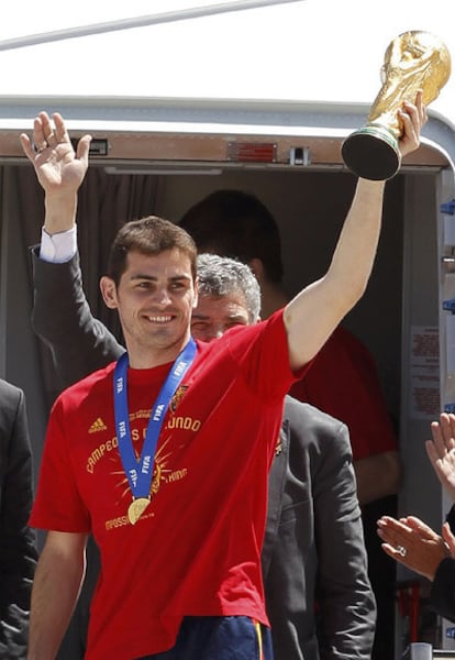 Iker Casillas levanta la Copa del Mundo a su llegada a Barajas.