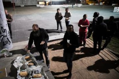 Cena junto al edificio de la Xerencia Municipal de Urbanismo, en la Praza do Rei de Vigo.