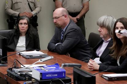 Louise Turpin (a la izquierda) y David Turpin (con pelo blanco largo), el jueves en los juzgados de Riverside, California.