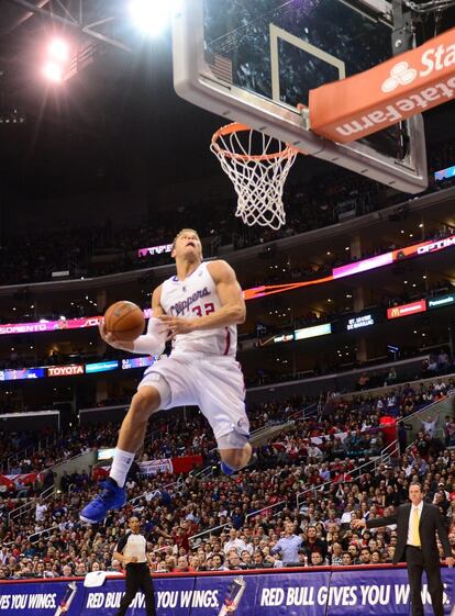 Blake Griffin se dispone a machacar ante los Bucks.