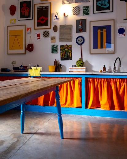 Las cosas sencillas. Disfrutar de los animales, el arte y la comida es el lema de Hektor. Farm, Arts & Suites (www.hektor.es), en Teguise (Lanzarote). El negro suelo volcánico contrasta con lo colorido de sus estancias, con evocadores nombres como La astróloga, El granjero, La grafista o El herbolario. Allí, además, realizan residencias artísticas, organizan retiros de yoga y meditación, practican la permacultura y cuentan con una granja de animales rescatados, entre ellos un burro majorero llamado 'Silvestre'.
