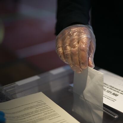 14/02/21 En la imagen, un hombre deposita su voto con un guante protector en el colegio electoral de los Maristas en el paseo Sant Joan.
Jornada de elecciones catalanas del 14 de febrero marcadas por la pandemia de la Covid-19 (coronaviurs). Barcelona, 14 de febrero de 2021 [ALBERT GARCIA] 
