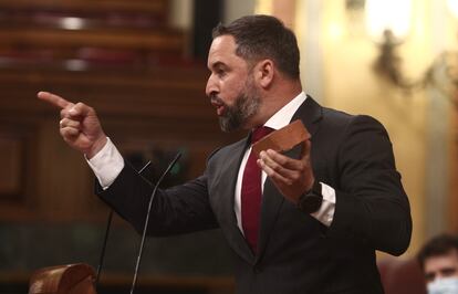 El líder de Vox, Santiago Abascal, interviene con un ladrillo en la mano como signo de protesta por los altercados en su mitin en Vallecas el pasado 14 de abril en el Congreso.