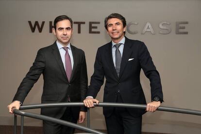 A la izquierd, Ignacio Madalena, Counsel de White & Case en España, y Juan Manuel de Remedios, socio director de White & Case en España.