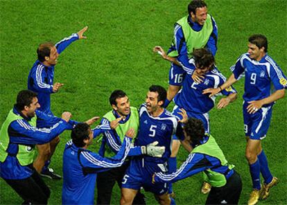 Los jugadores griegos celebran el gol de Dellas que metió a Grecia en la primera final de su historia.