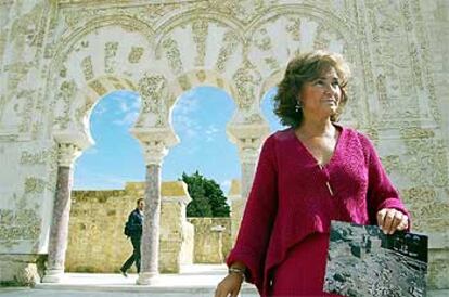 Carmen Calvo, ayer, en Medina Azahara, muestra una fotografía previa a las últimas  restauraciones realizadas en el recinto.