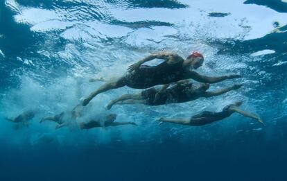 Meredith Kessler, triatleta estadounidense durante la prueba de natación.