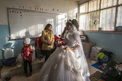 Hanan, una mujer siria desplazada, con su vestido de novia en un edificio escolar transformado en un refugio improvisado, antes de casarse con Mohammad en la ciudad de Hasakeh (Siria).