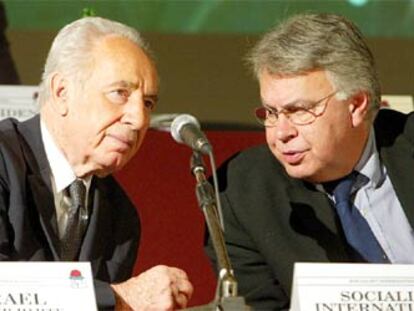 El expresidente del Gobierno español Felipe González (dcha), junto al líder laborista israelí Simon Peres, hoy en Roma.