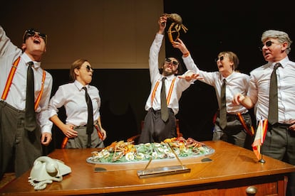 Un momento del ensayo de 'Iribarne', de Esther F. Carrodeguas, en el teatro Valle-Inclán de Madrid.