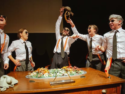 Un momento del ensayo de 'Iribarne', de Esther F. Carrodeguas, en el teatro Valle-Inclán de Madrid.