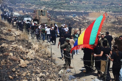 Un ejército israelí observa a cientos de personas que van de un lado de la cerca al otro lado de los máximos del Golán, el área ocupada por Israel de la administrada por Damasco.