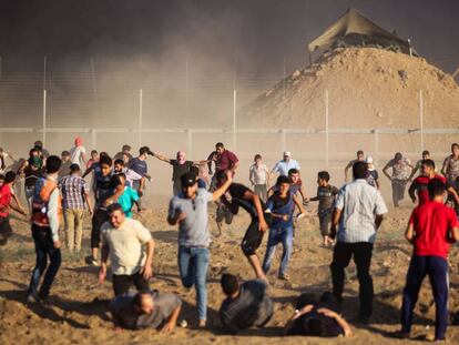 Palestinos se alejan de la valla fronteriza con Israel durante una nueva protesta, este viernes al este de la ciudad de Gaza.