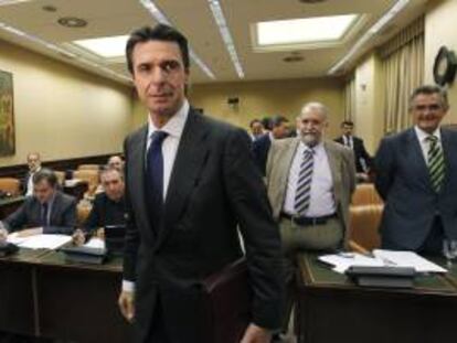 El ministro de Industria, Energía y Turismo, José Manuel Soria, a su llegada a la Comisión de Industria del Congreso de los Diputados donde comparece para informar sobre la situación del almacén subterráneo de gas Castor, ubicado frente a las costas de Vinaròs (Castellón), que supuestamente ha producido algunos los movimientos sísmicos que se han registrado en la zona.