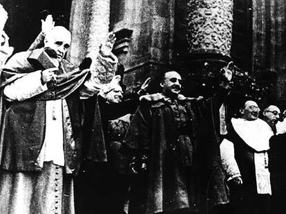 El cardenal Gomá (izquierda) junto a Franco en 1939. Varios obispos levantan la mano en saludo fascista.