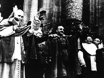 El cardenal Gomá (izquierda) junto a Franco en 1939. Varios obispos levantan la mano en saludo fascista.