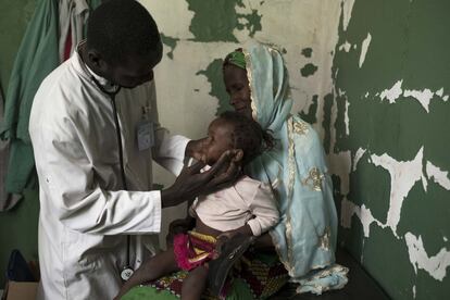  Un médico examina a una paciente en la Unidad Nutricional Intensiva del hospital Dioila.