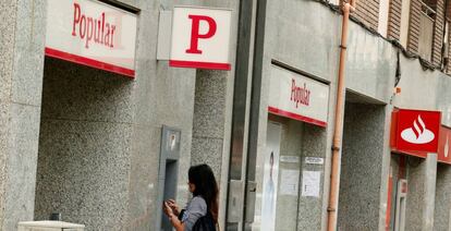 Sucursal de Popular junto a otra de Santander, en Barcelona.