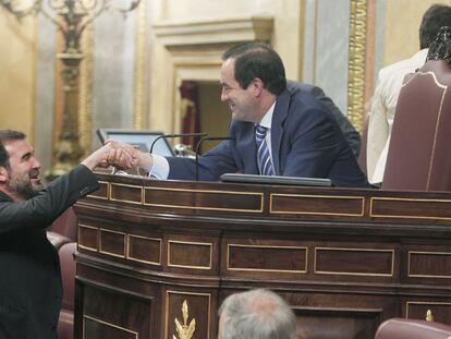 El nacionalista Anxo Quintana saluda al presidente del Congreso, José Bono, ayer en Madrid.