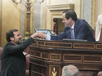 El nacionalista Anxo Quintana saluda al presidente del Congreso, José Bono, ayer en Madrid.