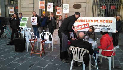 Els veïns transformen Sant Jaume en la terrassa d'un bar.