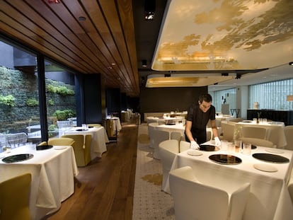 Restaurante Moments, en el recién abierto hotel Mandarin Oriental de Barcelona. Abajo, rape en salsa Julivertada.
