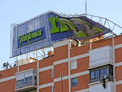 Un cartel publicitario derribado por el viento obliga a cortar hoy la A-2