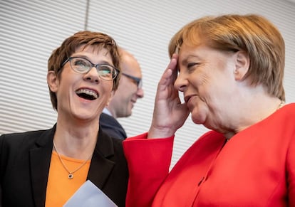 La líder de la Unión Demócrata Cristiana (CDU), Annegret Kramp-Karrenbauer (izquierda) jutno a al canciller alemana, Angela Merkel el pasado martes. 