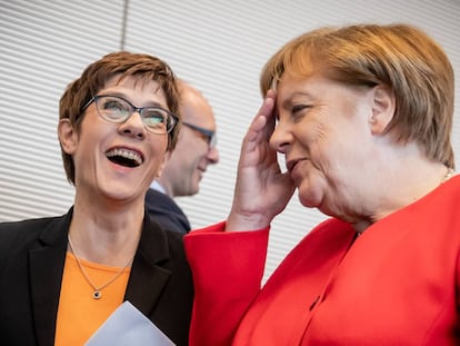 La líder de la Unión Demócrata Cristiana (CDU), Annegret Kramp-Karrenbauer (izquierda) jutno a al canciller alemana, Angela Merkel el pasado martes. 