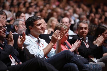 El líder del PSOE, Pedro Sánchez, la directora general del Comité español de Acnur, María Ángeles Siemens, el expresidente del Gobierno y ex secretario general de los socialistas, José Luis Rodríguez Zapatero al inicio del 39 congreso federal de los socialistas.