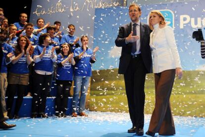 El presidente del PP, Mariano Rajoy, y la presidenta del PP en Castilla-La Mancha, María Dolores de Cospedal, en el acto en el que esta ha sido proclamada candidata para las próximas elecciones autonómicas.