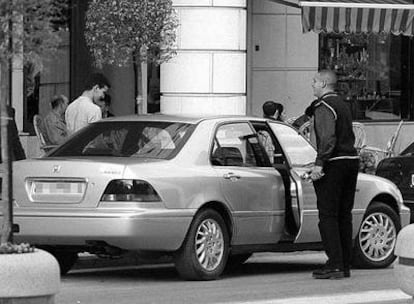 El Nene (con chaleco) se dispone a entrar en el coche con el que se movía por Ceuta en 1999.