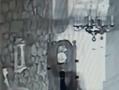 Imagen de la Guardia Civil a base de la captura de una imagen grabada por la cámara de seguridad de una iglesia cuando el ladrón se descolgaba en su interior con una cuerda.
