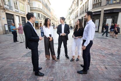 Varios trabajadores de la empresa Citi en la calle Larios de Málaga, donde se encuentran las oficinas del banco.