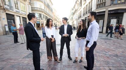 Varios trabajadores de la empresa Citi en la calle Larios de Málaga, donde se encuentran las oficinas del banco.