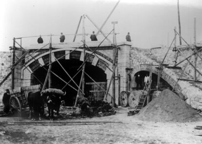 Una carreta de bueyes en las obras de construcción del Metro de Madrid (Compañía Metropolitano Alfonso XIII), que sería inaugurado en octubre de 1919.