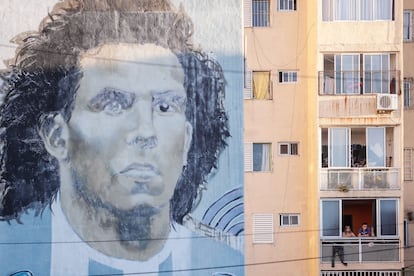 Vista del complejo de viviendas "Fuerte Apache" donde un mural homenajea al jugador Carlos Tévez nacido en el barrio, durante la cuarentena en Buenos Aires.