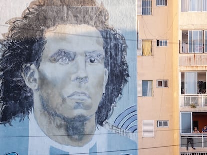 Vista del complejo de viviendas "Fuerte Apache" donde un mural homenajea al jugador Carlos Tévez nacido en el barrio, durante la cuarentena en Buenos Aires.