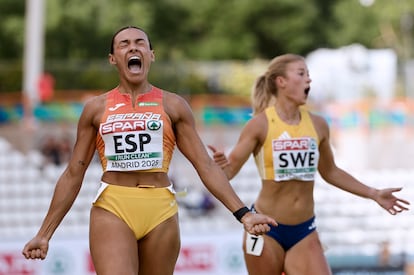 Jaël Bestué (izquierda) grita su alegría tras ganar la final y batir el récord de España de 200m.
