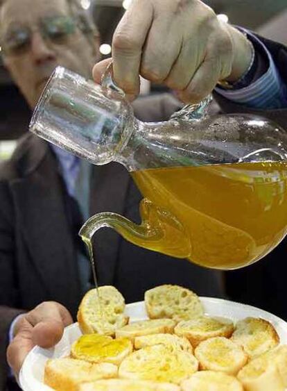 Muestra de cata de aceite en uno de los puestos en la Feria Alimentaria 08, que se celebra en Barcelona, y donde se han presentado las galletas con harina de algas de una empresa gallega.