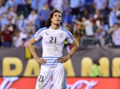 Cavani se lamenta durante el partido.